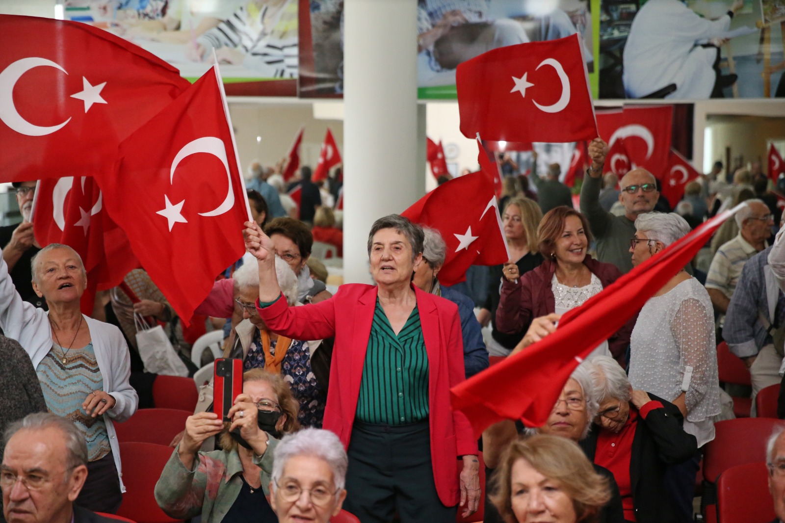 100. yıl coşkusu bir kez de Bilge Çınarlar'dan yükseldi