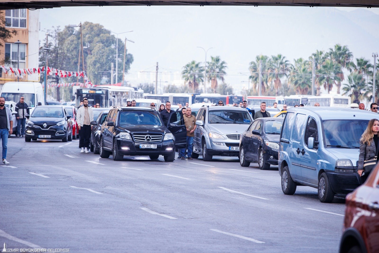Saat 9’u 5 geçe İzmir’de hayat durdu