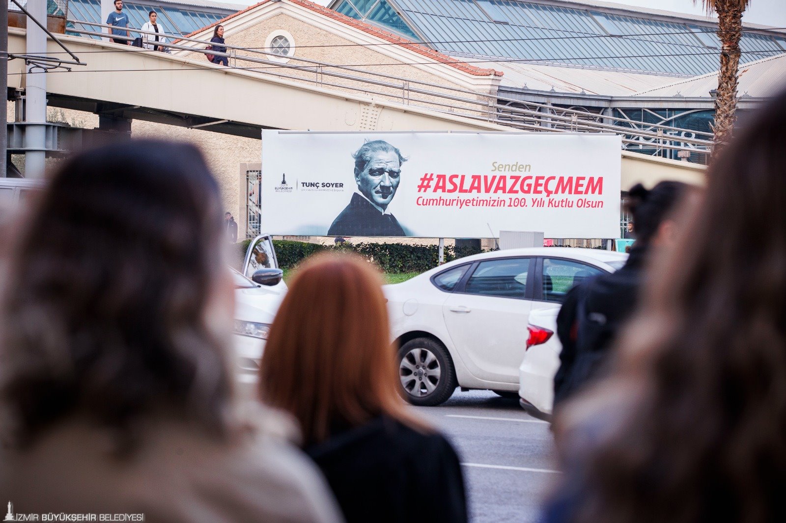 Saat 9’u 5 geçe İzmir’de hayat durdu