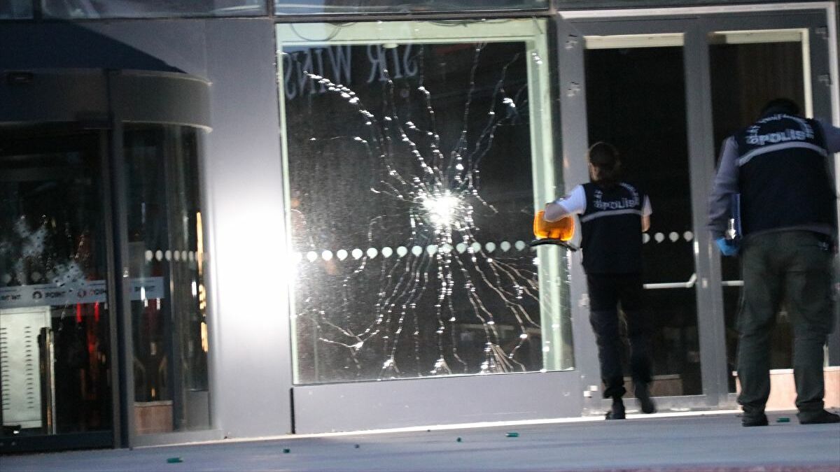 İzmir'de AVM'ye silahlı saldırı