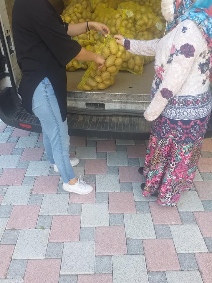 Üretici dostu olan Tunç Soyer, muhtarlar aracılığıyla yaş sebze dağıtıyor...