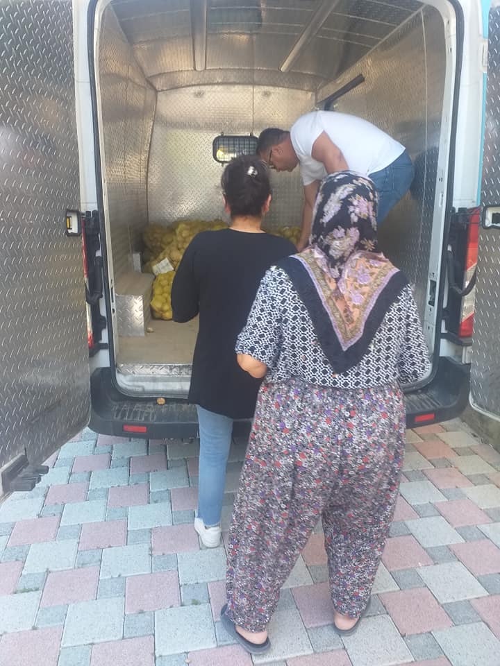 Üretici dostu olan Tunç Soyer, muhtarlar aracılığıyla yaş sebze dağıtıyor...