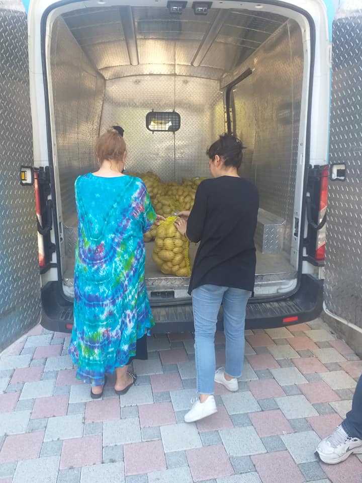 Üretici dostu olan Tunç Soyer, muhtarlar aracılığıyla yaş sebze dağıtıyor...