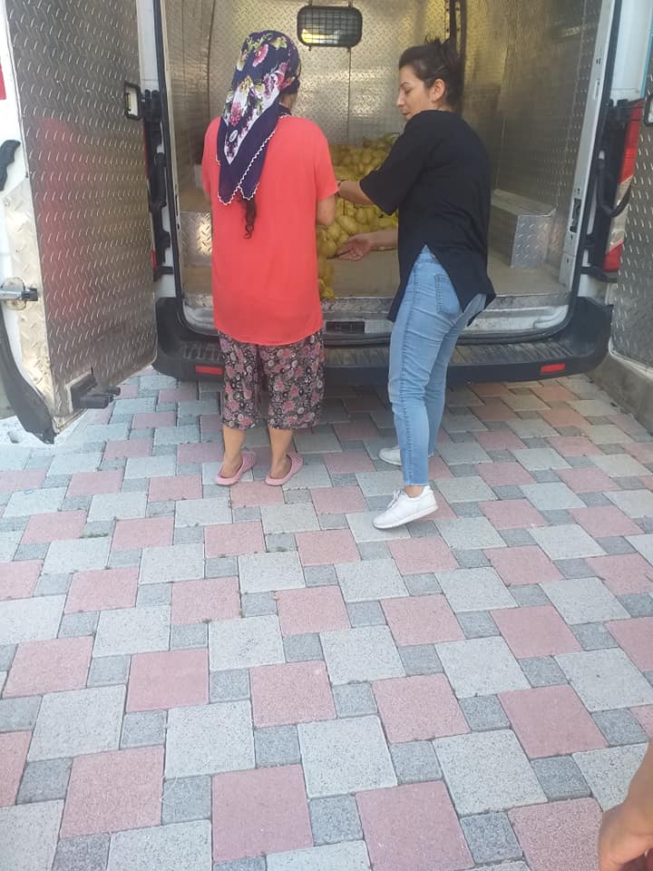 Üretici dostu olan Tunç Soyer, muhtarlar aracılığıyla yaş sebze dağıtıyor...