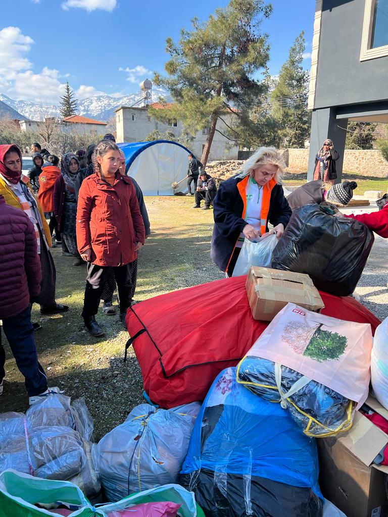 'SİZ YALNIZ DEĞİLSİNİZ BİZ BURADAYIZ GRUBU' ACIYA 'MERHEM' OLUYOR