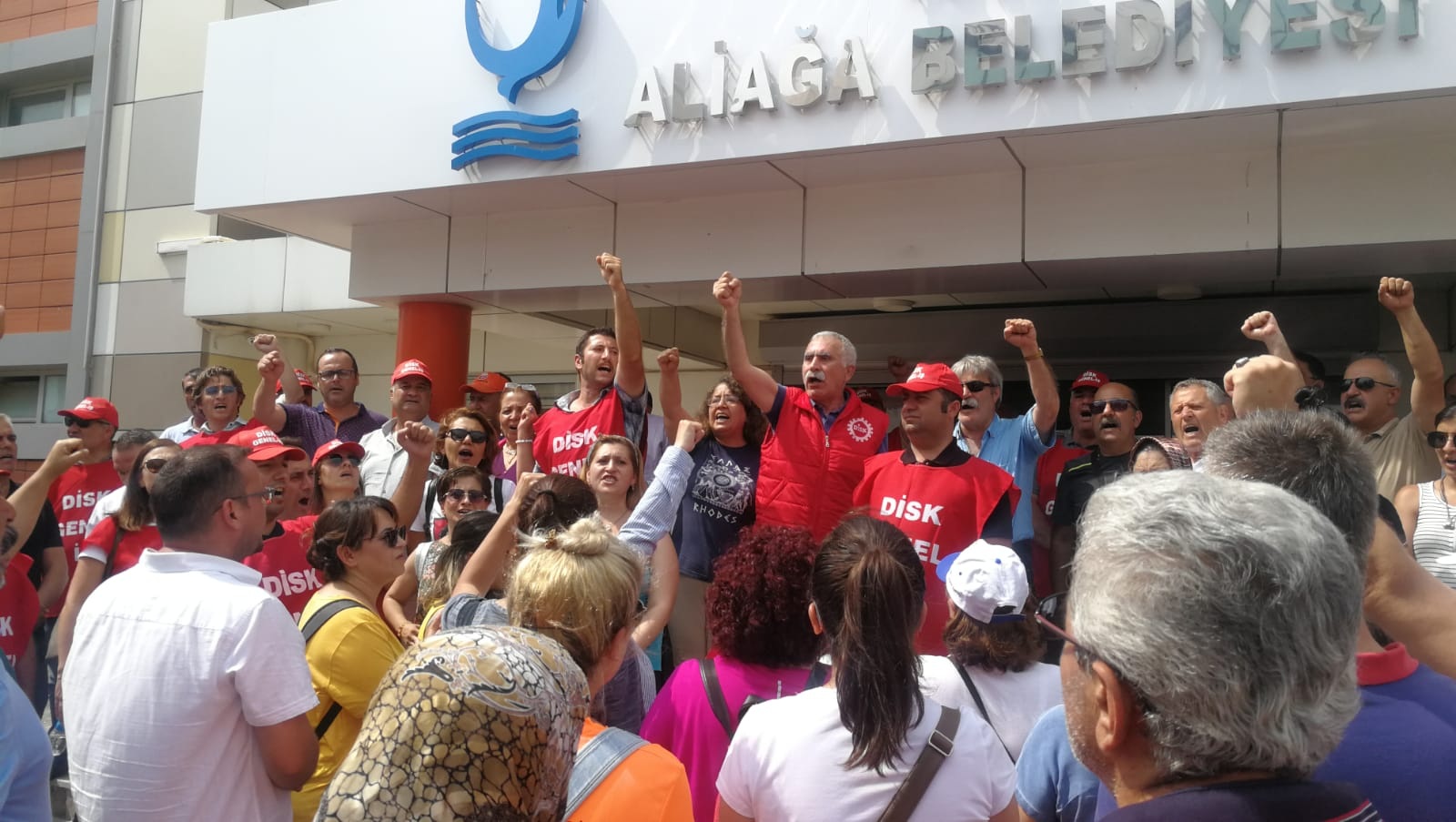 Aliağa'da işçi kıyımı! Başkan Acar kapıları kapattı