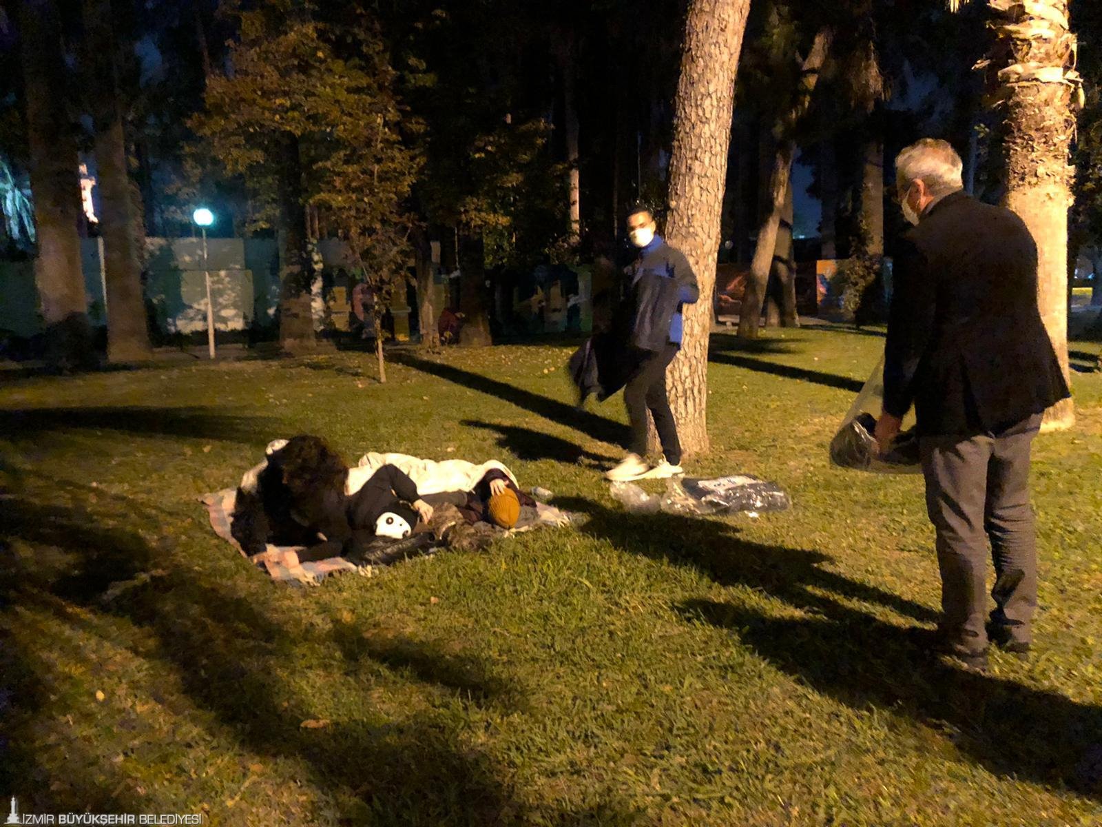 İzmir Büyükşehir teyakkuzda: Simit ve çay dağıtımı başladı