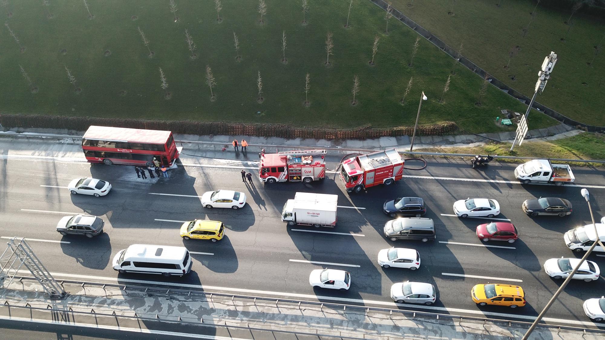 Çift katlı otobüste yangın