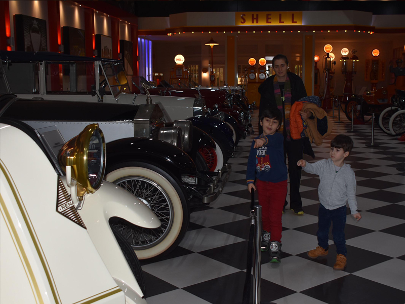 İki kardeşe, otomobil müzesi açtırdı