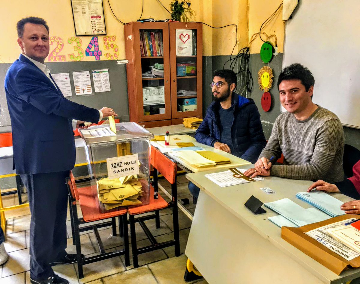 İzmir'de siyasiler oylarını kullandı