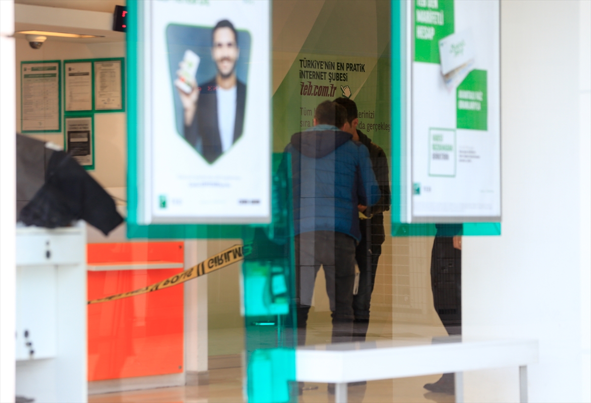 İzmir'de banka soygunu! Parayı alıp kaçtı