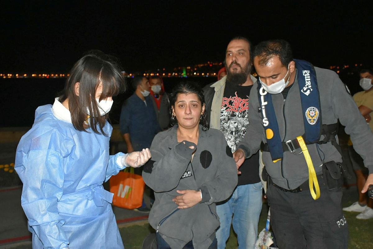 Denize düşen kadının imdadına polis yetişti