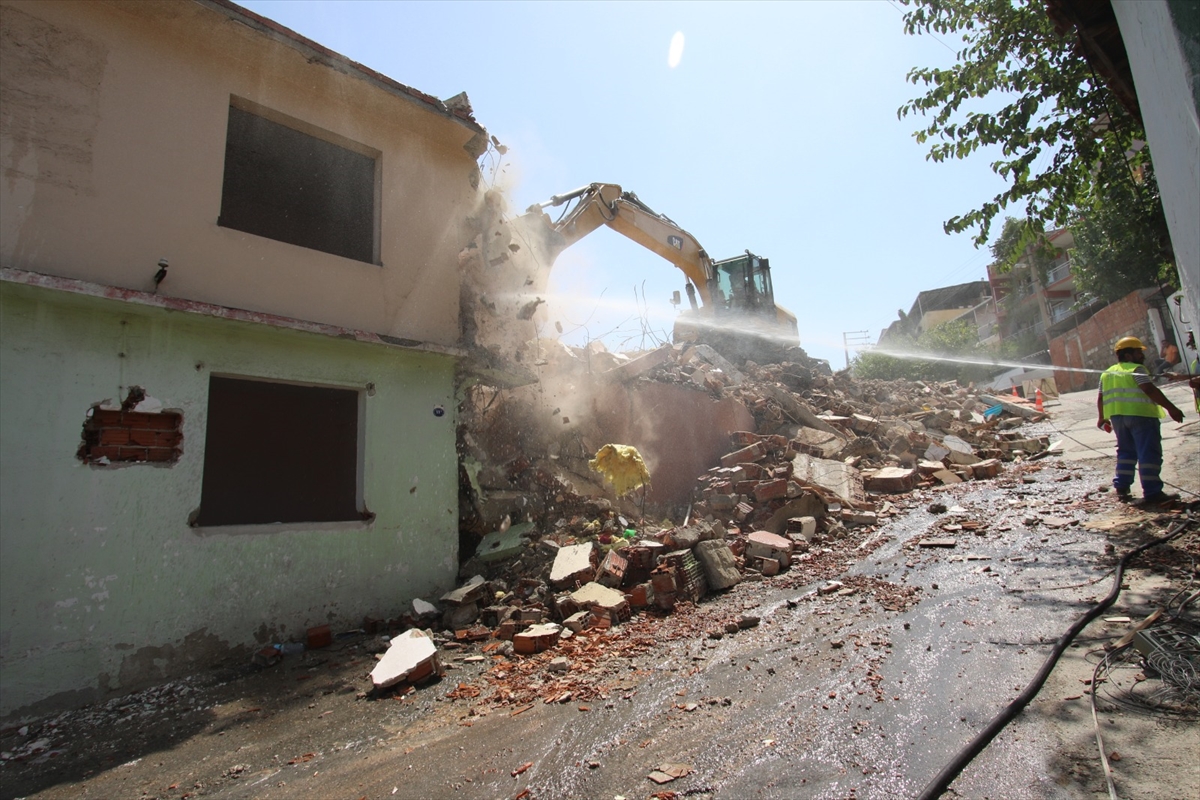 İzmir'de kayaların düştüğü mahallede yıkım çalışması başladı