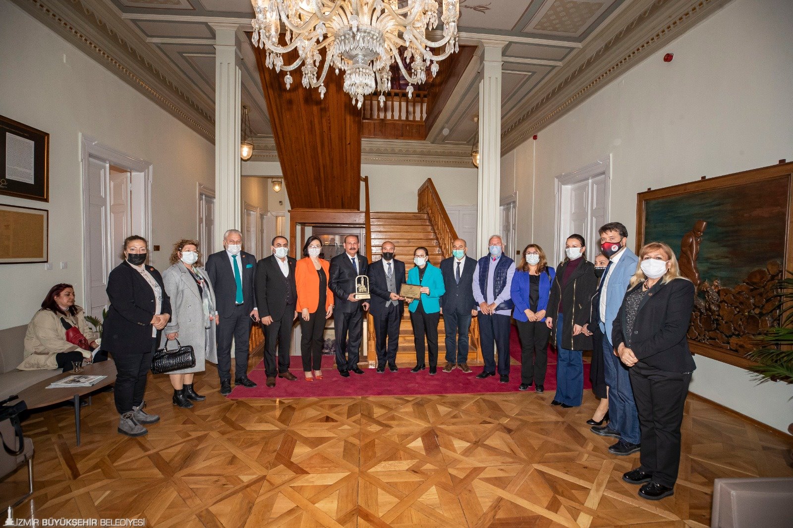 İzmir Konfederasyonu'ndan Başkan Soyer'e ödül