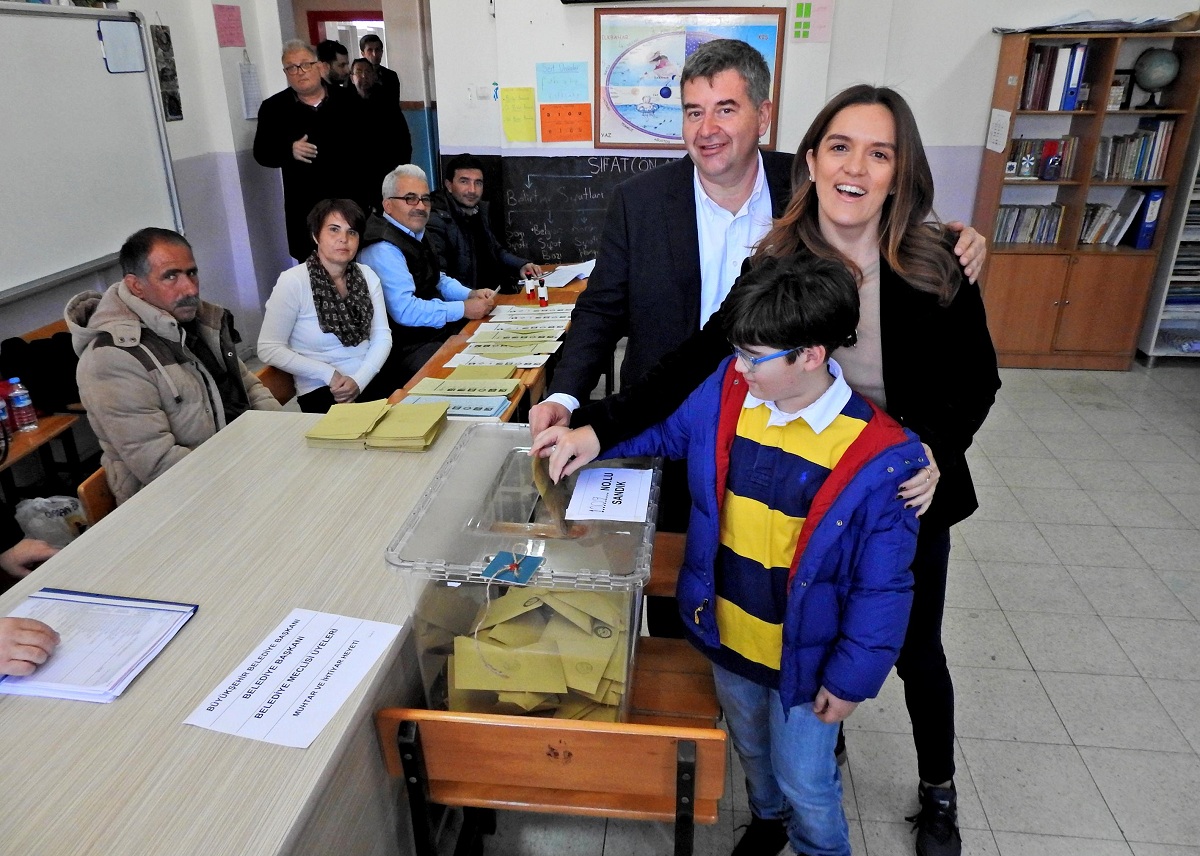 İzmir'de siyasiler oylarını kullandı