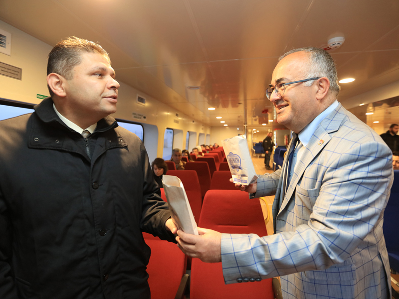 İnce'den deniz üstünde gevrekli-peynirli seçim çalışması