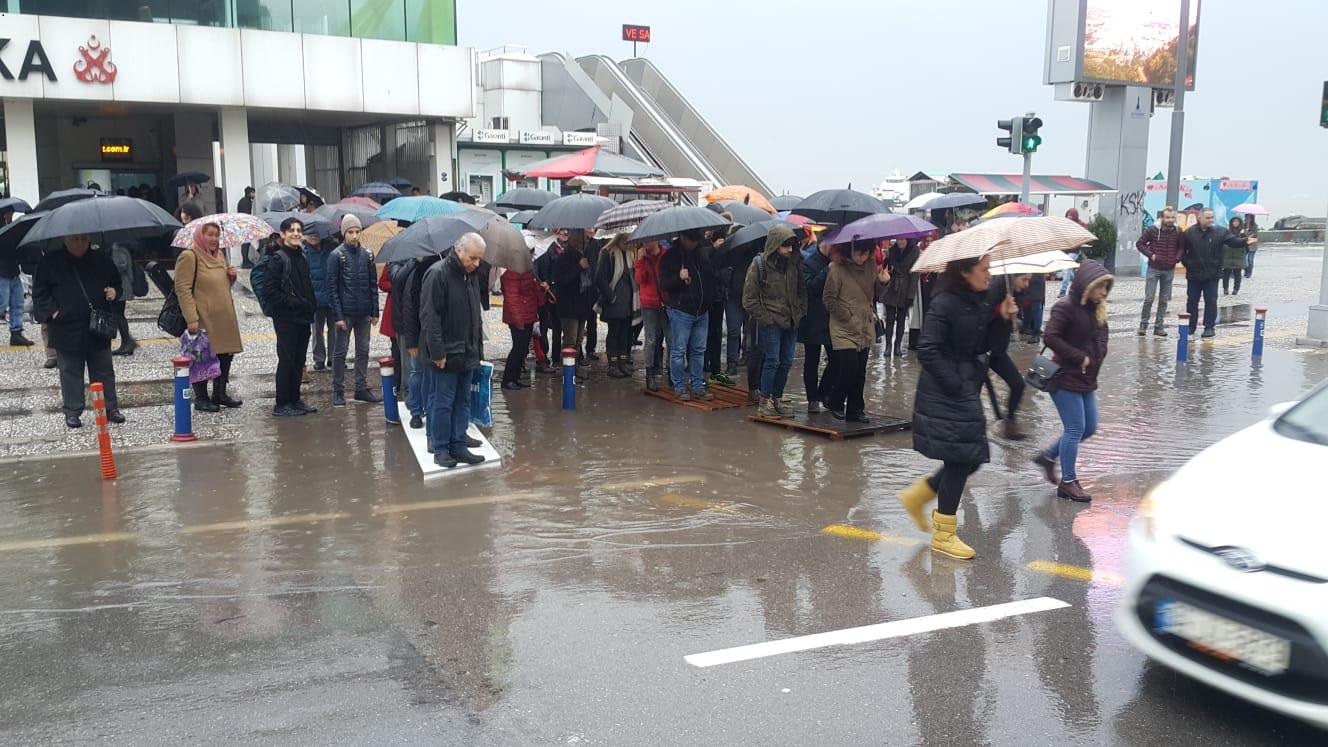 Aziz ve Hüseyin'in Yapamadığını Vatandaş Yaptı: "Karşıyaka İskeleye Yapay Köprü"