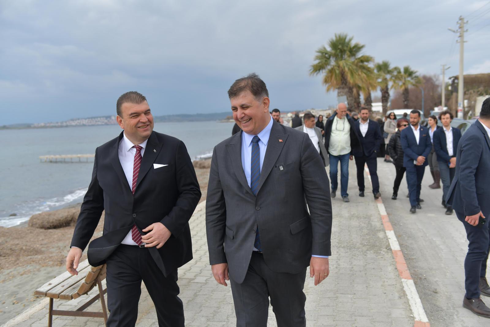 Mezattan fener balığı aldı, sahilde yürüdü