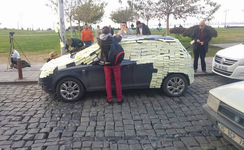 Kordon'da engelli çıkışını kapatan araca tepki