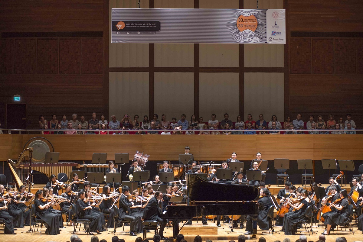 Fazıl Say ve Şanghay Filarmoni Orkestrası İzmir'de sahne aldı