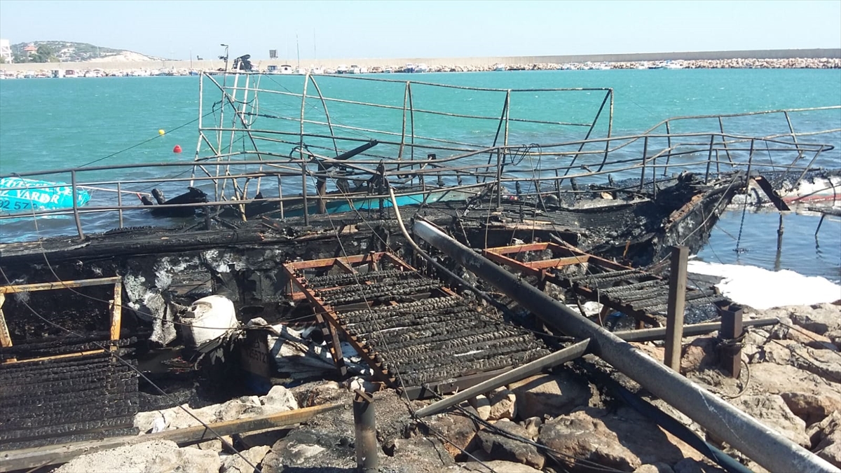 İzmir'de gezi teknesi alev topuna döndü, 3 tekneyi daha yaktı