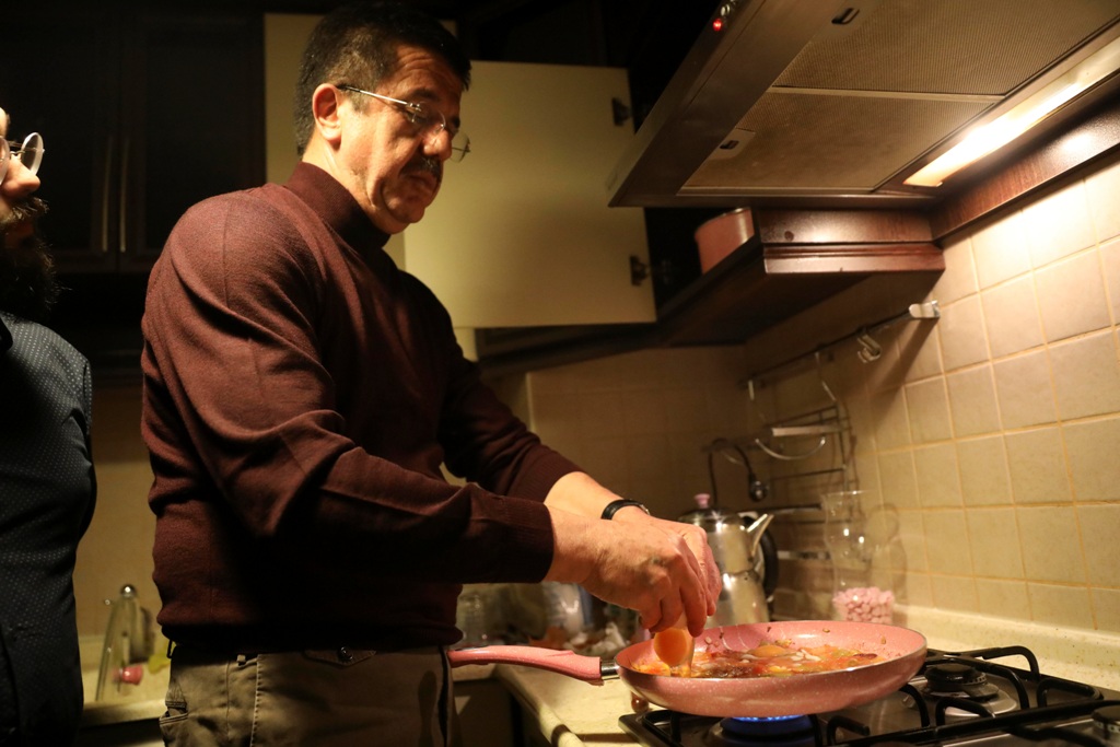 Zeybekci'den menemen tarifi: Soğansız olmaz!