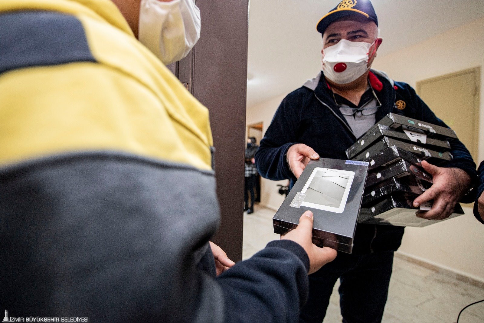 Depremzede çocuklara Ankara’dan tablet desteği