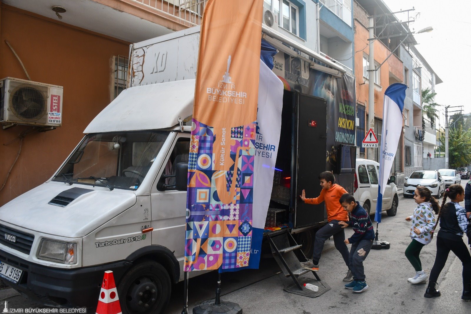 İzmir’de çocuklar 12D sinema keyfi yaşıyor