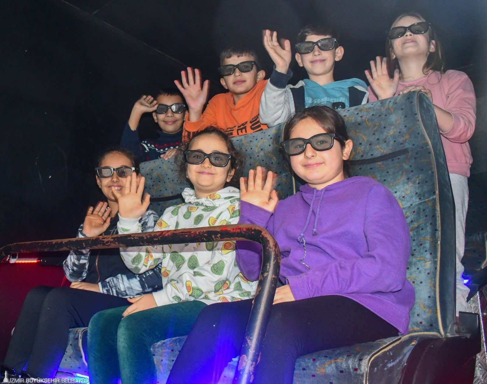 İzmir’de çocuklar 12D sinema keyfi yaşıyor