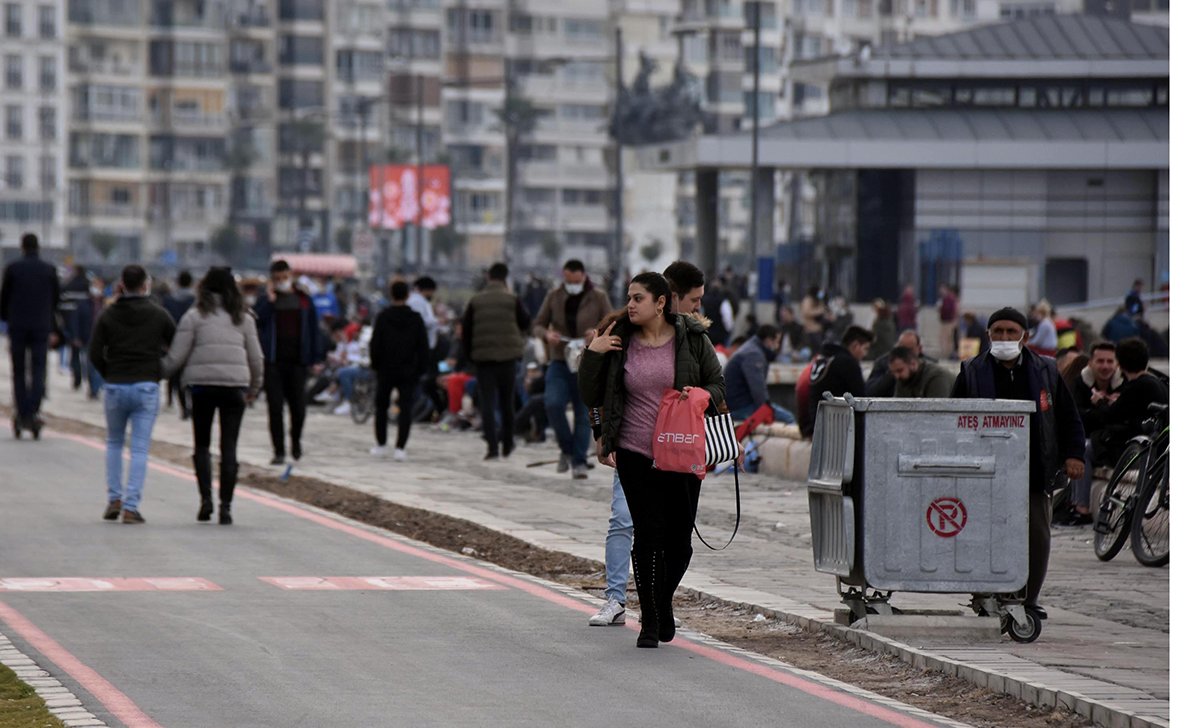 İzmir’de yasağa rağmen Kordon doldu, polis uyardı