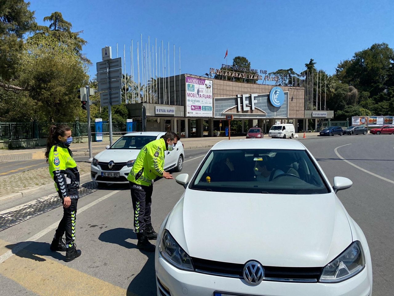 İzmir'de halk güneşli havaya rağmen evde kaldı