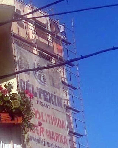 İNŞAAT İŞÇİSİ YÜREKLERİ AĞZA GETİRDİ