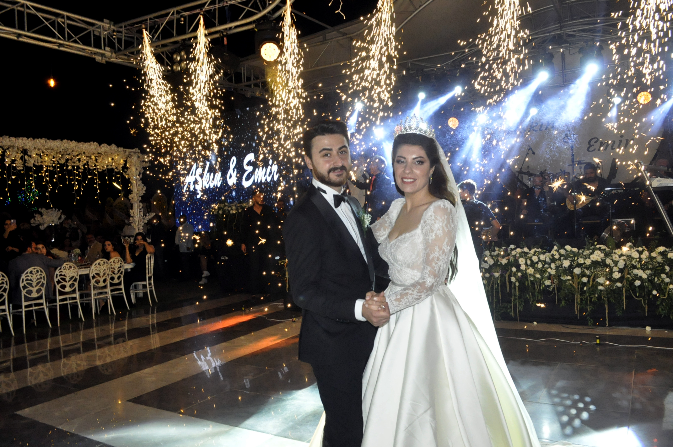 İşadamı Latif Aydemir kızı Aşkın Aydemir'i evlendirdi... DİLLERE DESTAN DÜĞÜN!