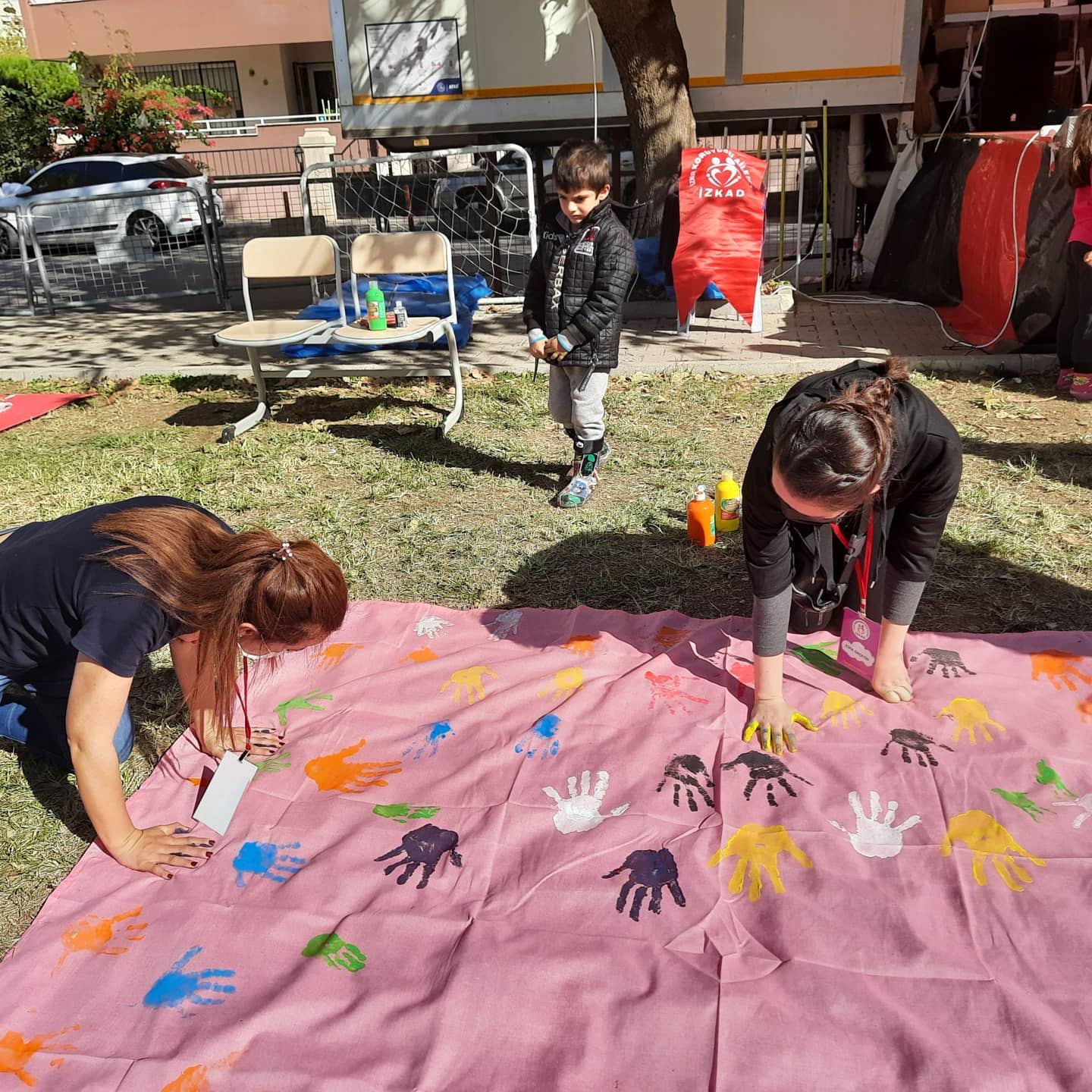 SOKAK SANATÇILARI DEPREMZEDE ÇOCUKLARIN YANINDA
