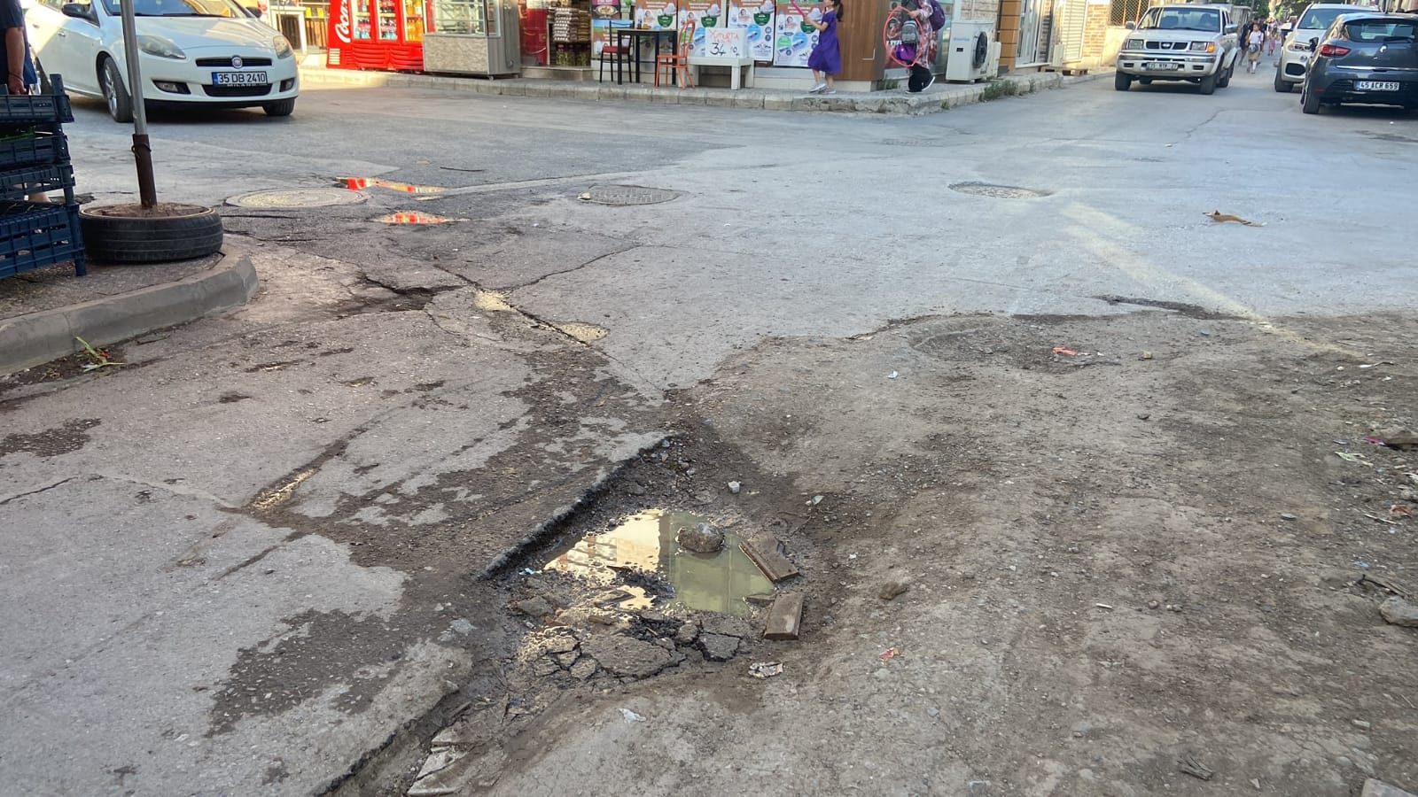 AK Parti Çiğli’den yollara tepki 