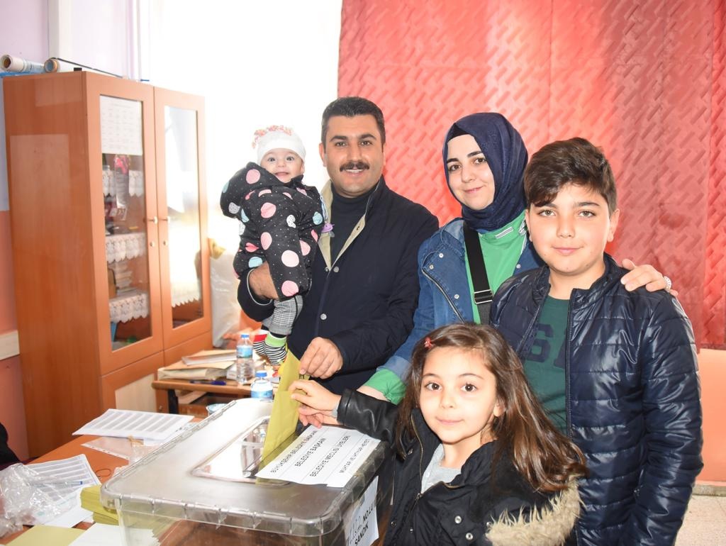 İzmir'de siyasiler oylarını kullandı