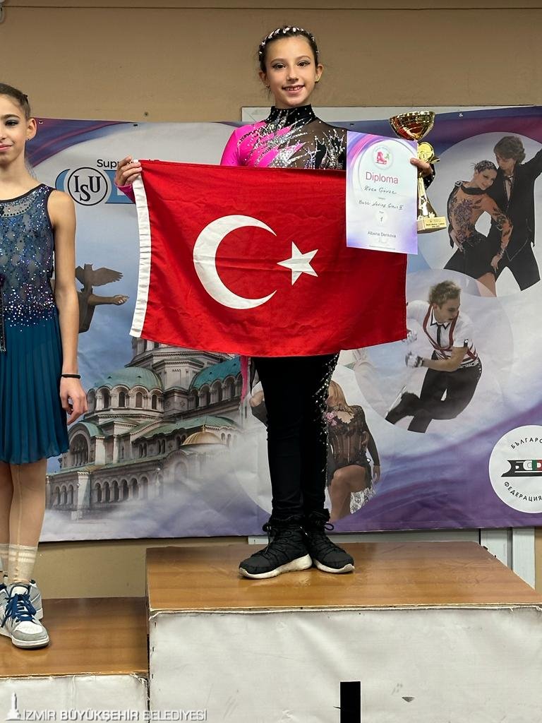 İzmirli sporcular buzdan üç madalya çıkardı