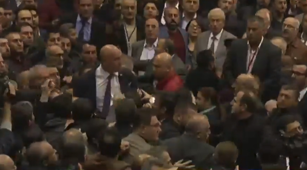 Kongrede sinirler gerildi... Yumruklar havada uçuştu