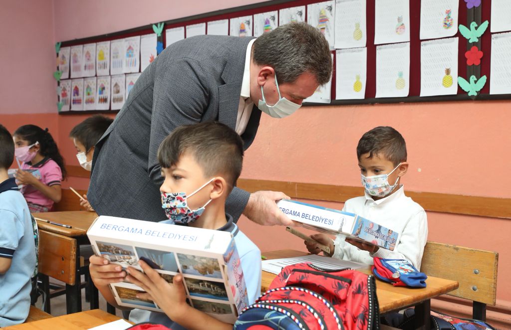 Bergama Belediyesi öğrencilere eğitim seti dağıttı
