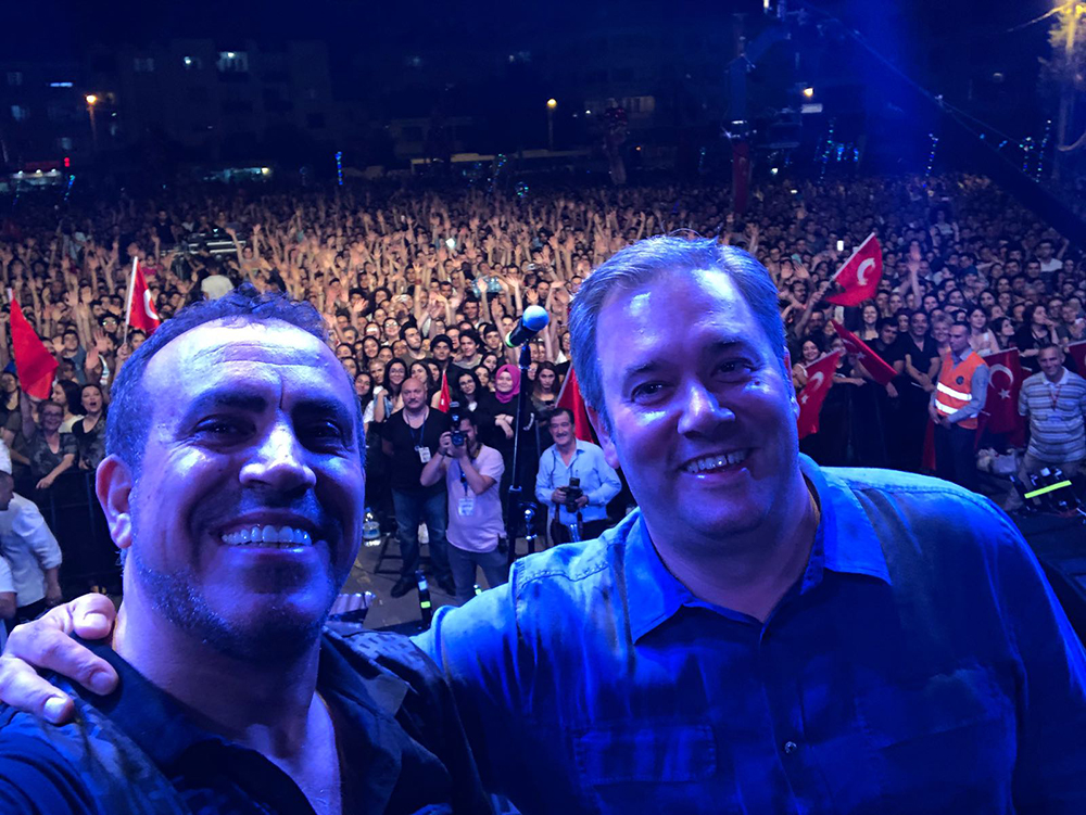 Buca'dan Haluk Levent rüzgarı geçti