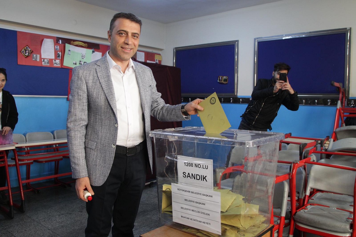 İzmir'de siyasiler oylarını kullandı