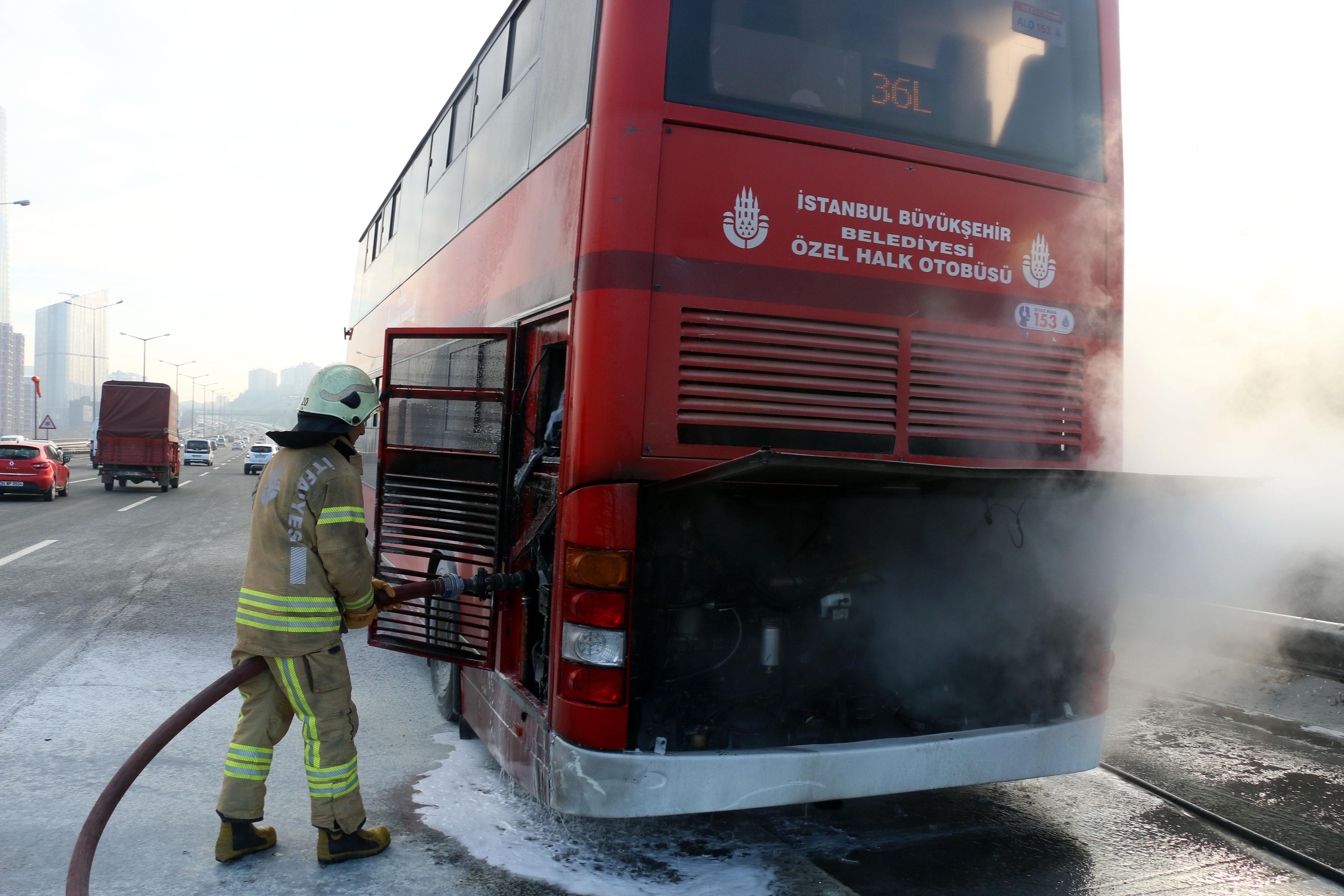 Çift katlı otobüste yangın