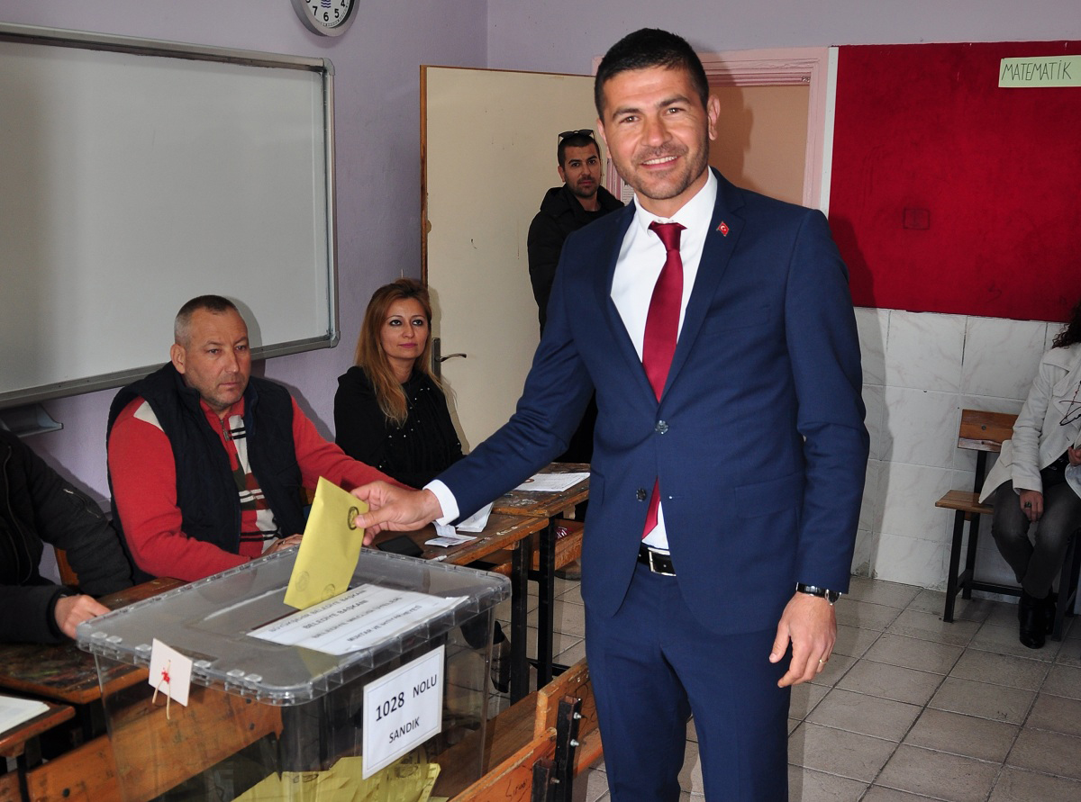 İzmir'de siyasiler oylarını kullandı