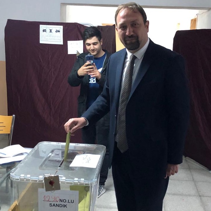 İzmir'de siyasiler oylarını kullandı