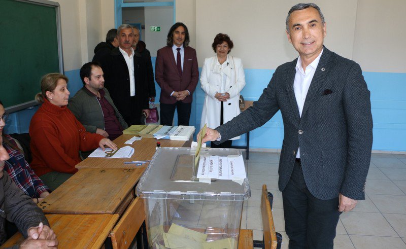 İzmir'de siyasiler oylarını kullandı