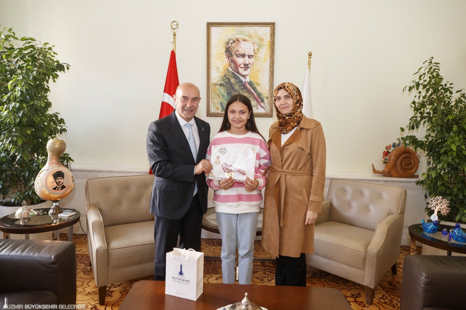 Dünya birincisi İzmirli Zümra Başkan Soyer’le buluştu