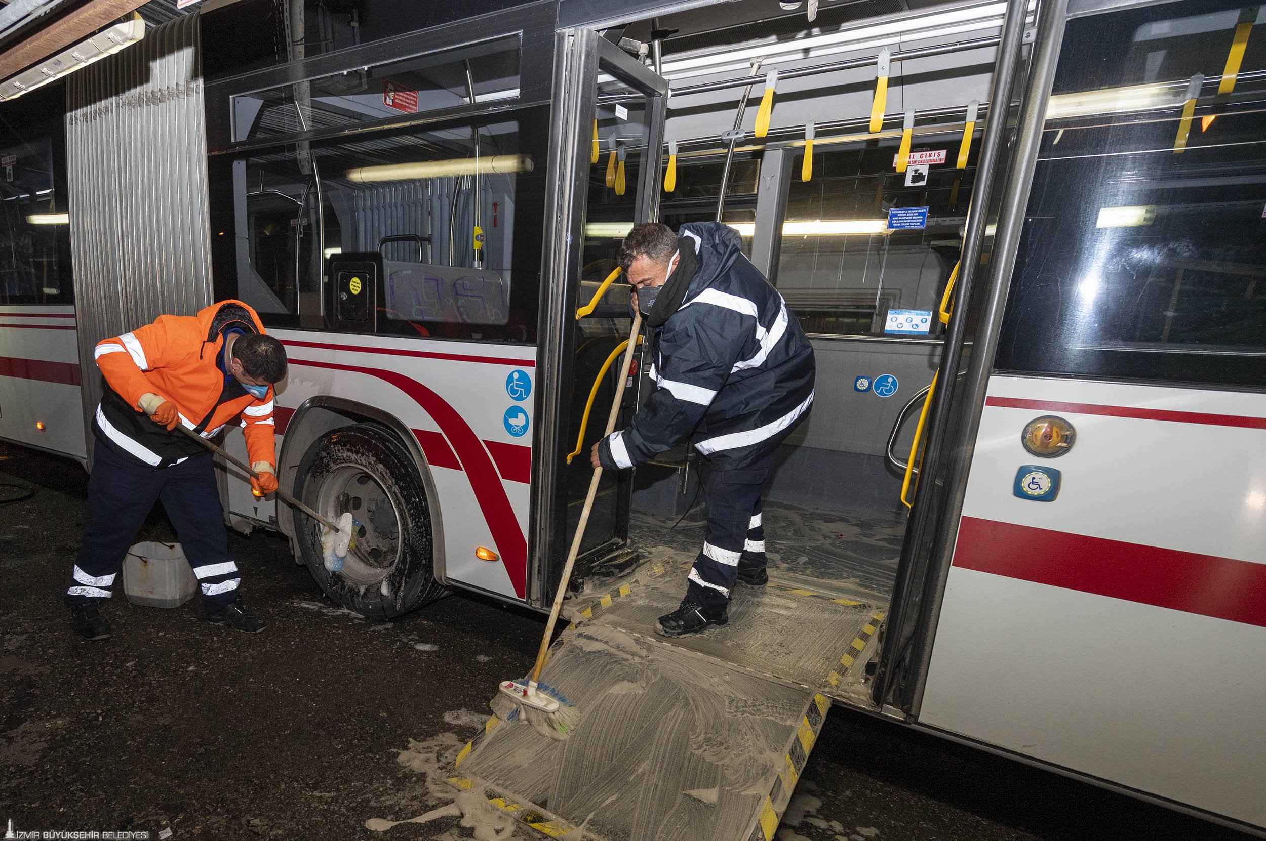 Toplu ulaşım araçlarında aralıksız temizlik