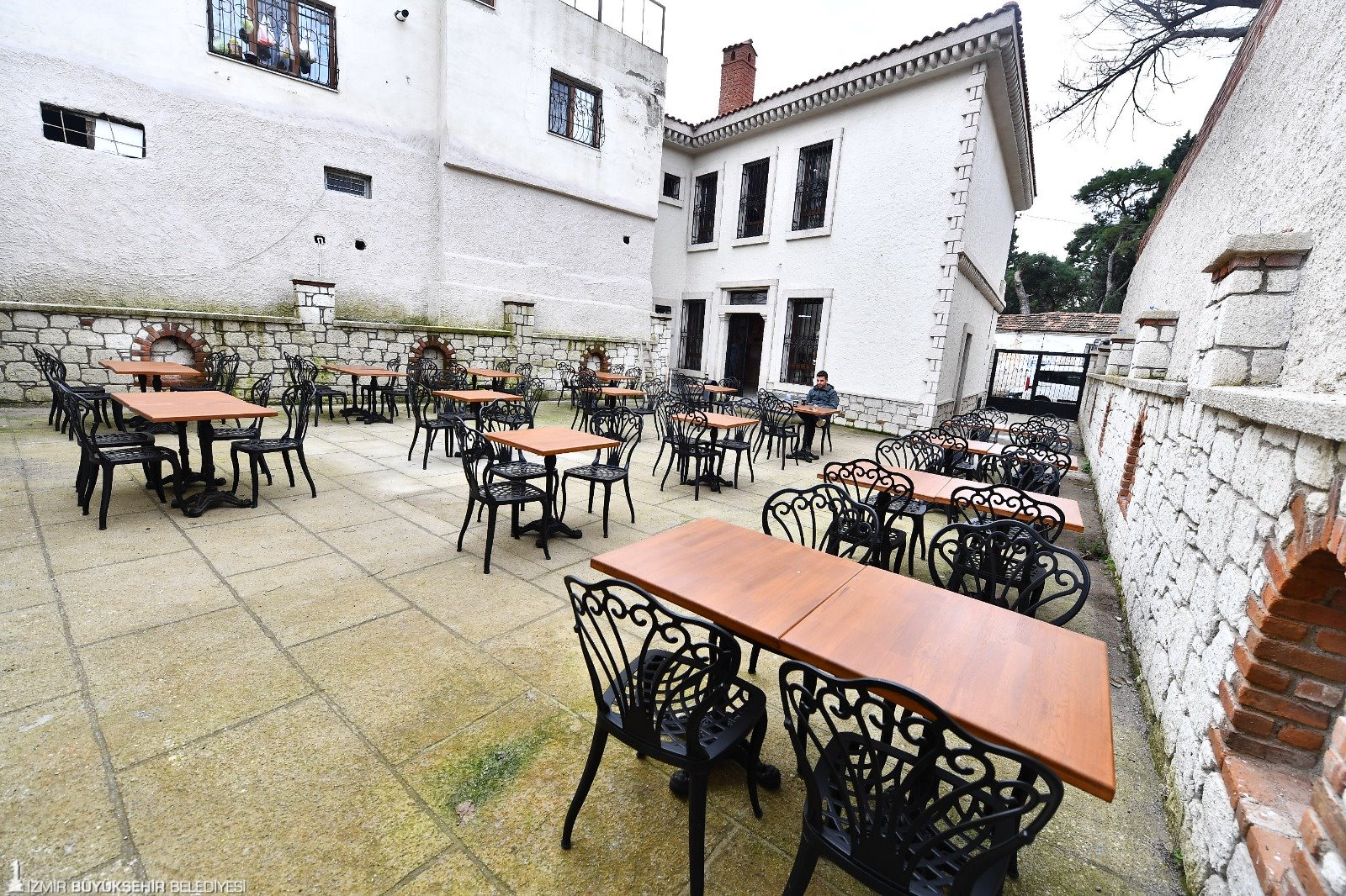 İzmirli gençler için 24 saat yaşayan kütüphane