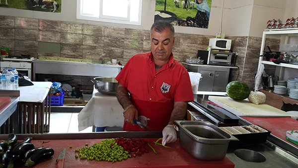 Hem patron, hem aşçı, hem işçi