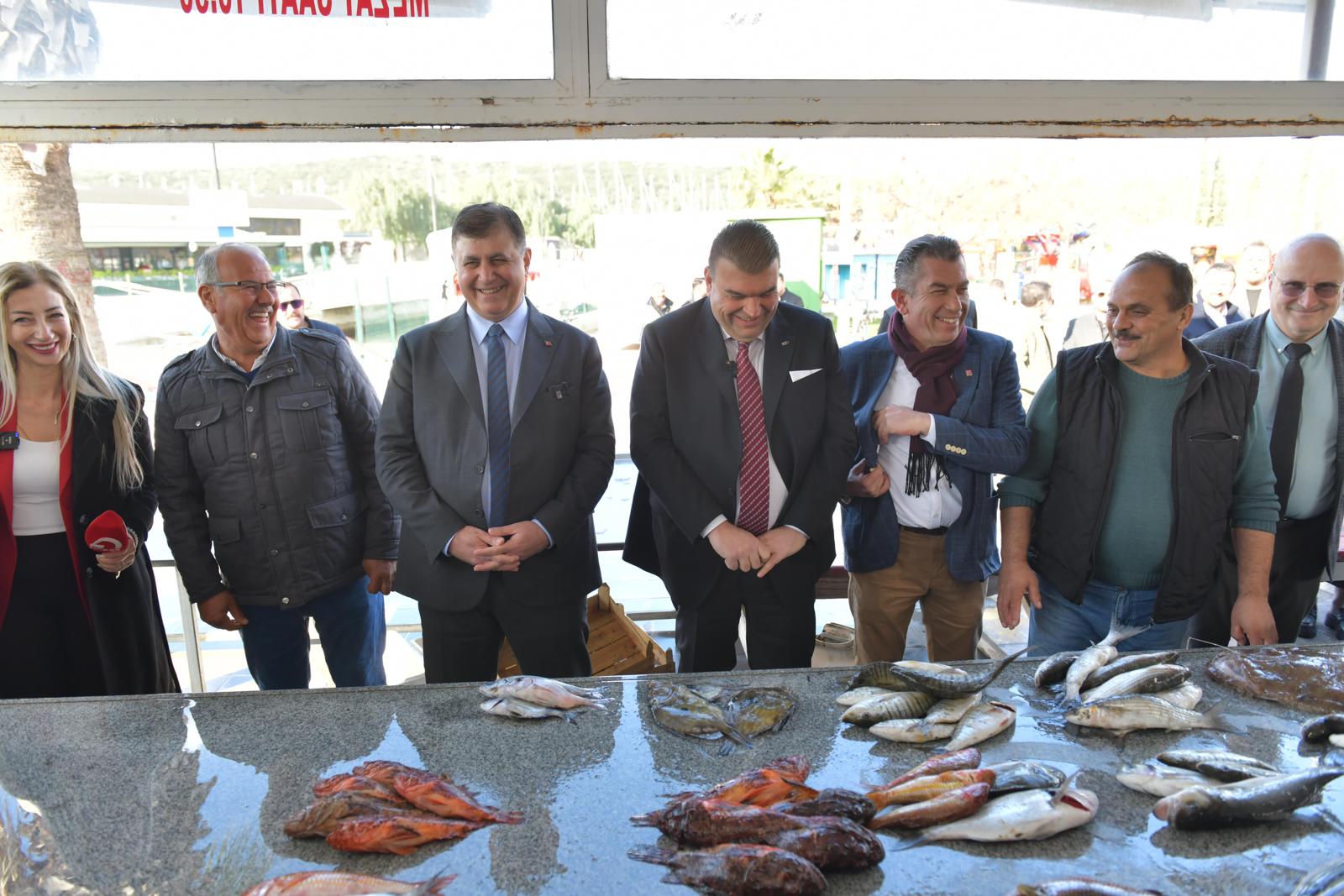 Mezattan fener balığı aldı, sahilde yürüdü